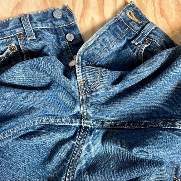 Lᴇᴠɪ’s 501 5 Pᴏᴄᴋᴇᴛ Bᴜᴛᴛᴏɴ Fʟʏ Jᴇᴀɴs - Picture 11 of 11